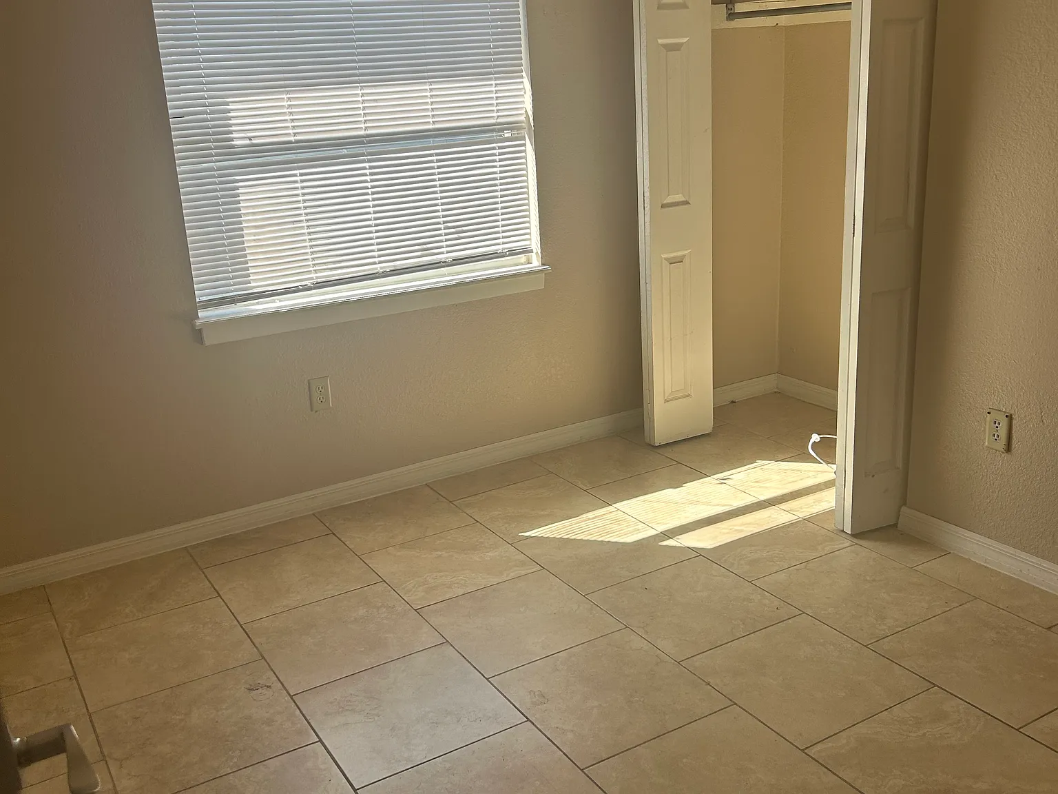 3 bed, 1.5 bath, 1008 sqft, $1,500 — Photo 3