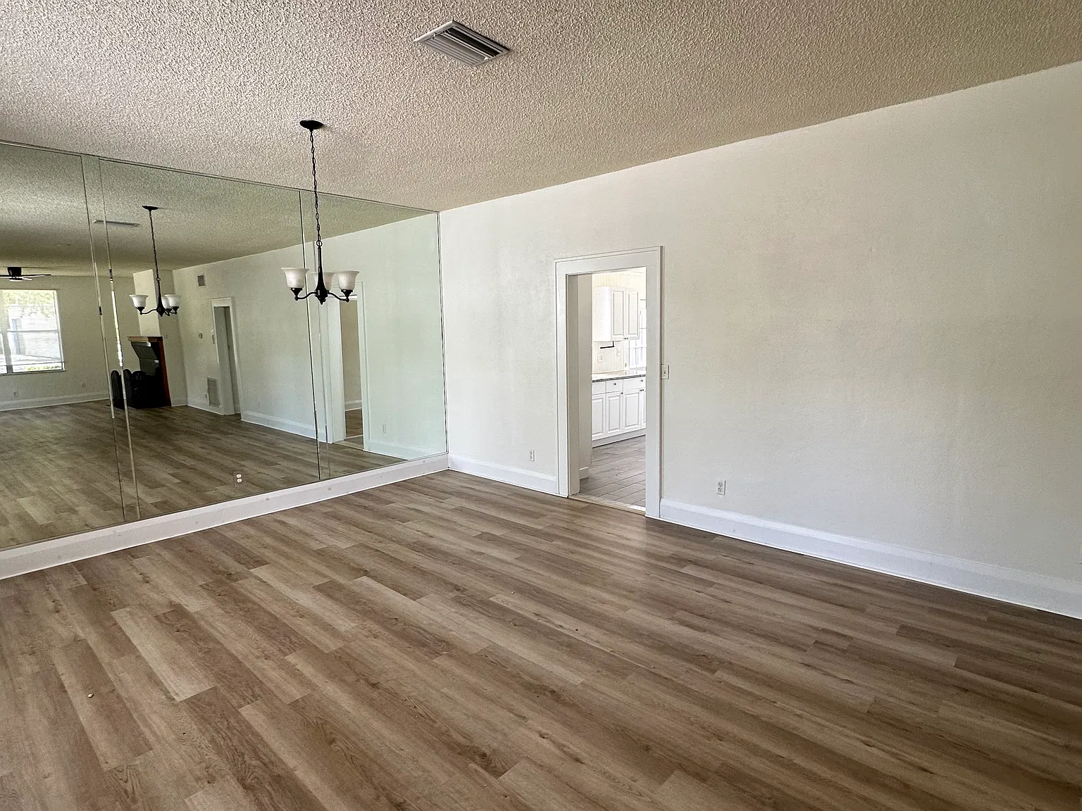 3 bed, 1600 sqft, $2,150 — Photo 4