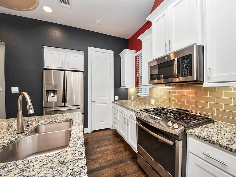 2704 Freund St — Photo 18