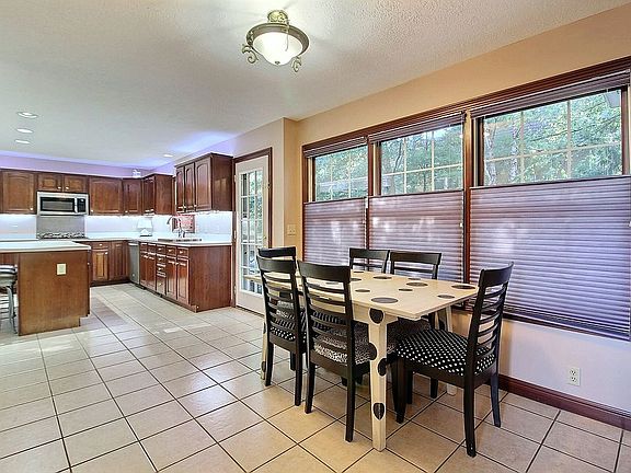 3rd image of 12 Wenden Ct