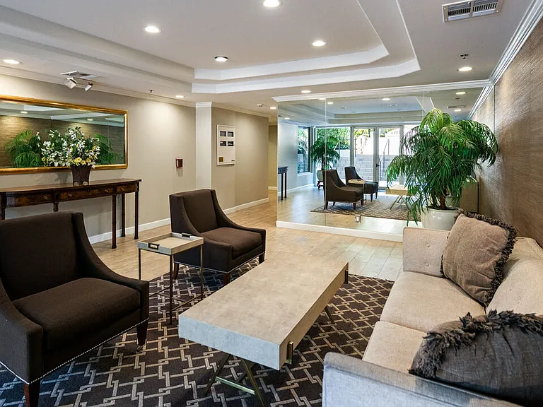 575 S Barrington Ave #305 — Photo 35
