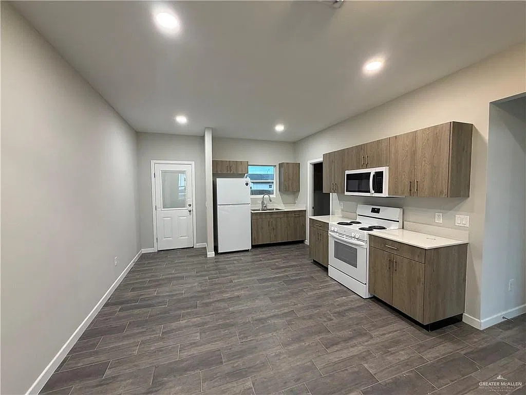 4 bed, 2.0 bath, 1293 sqft, $1,800 — Photo 3