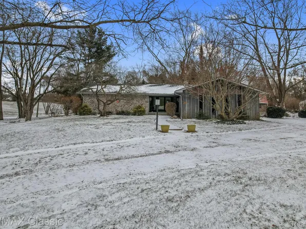 201 Woodruff Lake Rd, Highland, MI 48357