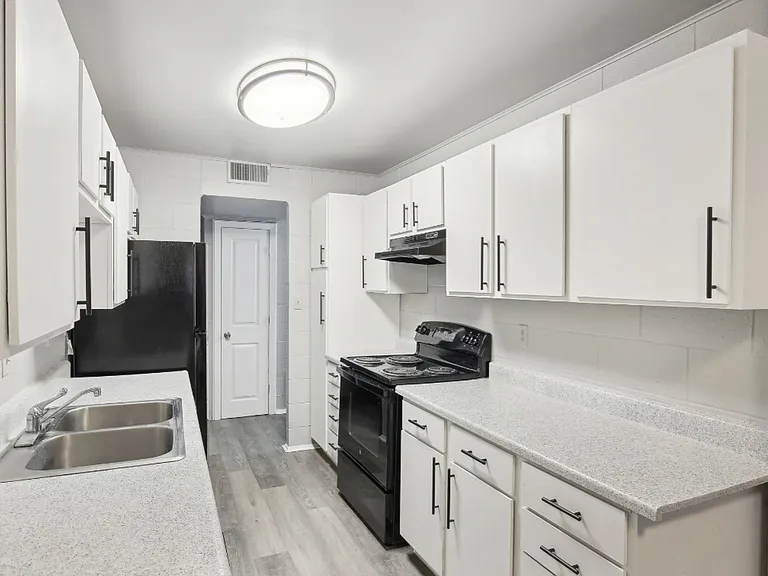 West Hills Apartments — Photo 11