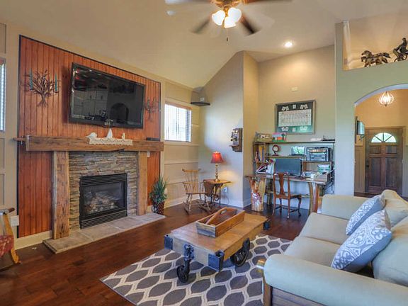 3rd image of 321 Whitman Ct