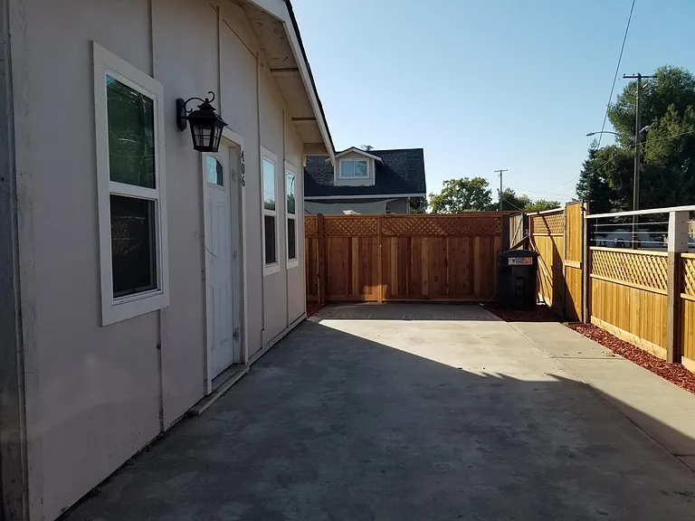 406 S Laurel St — Photo 32