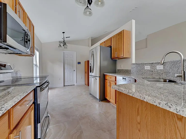 2111 Corner Point Ct — Photo 7