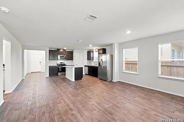 4 bed, 2.5 bath, 2305 sqft, $2,000 — Photo 4
