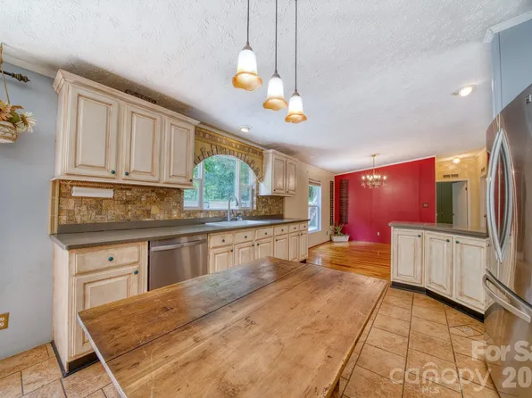 18 Henry White Ln, Leicester, NC 28748