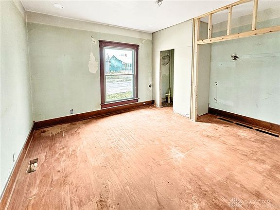 3rd image of 427 E 5th St