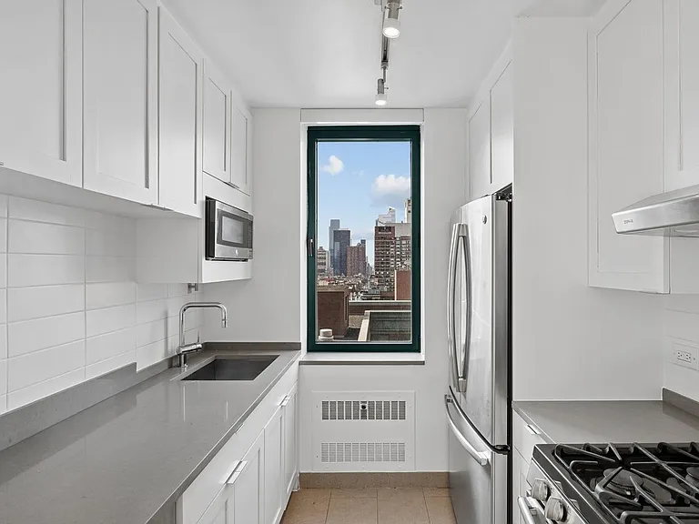 200 W 60th St #15G — Photo 8