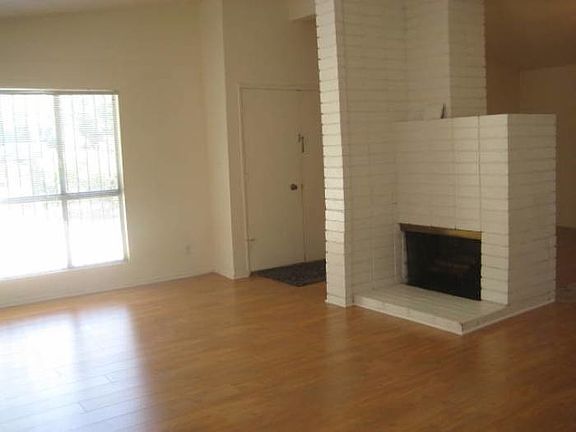 Living room/fireplace