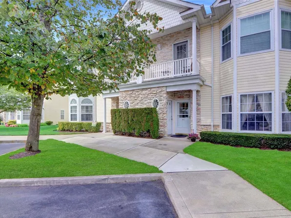 407 Narragansett Villas Drive #407, Lindenhurst, NY 11757