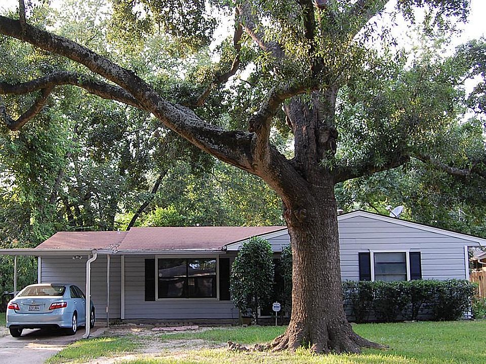 Front view with beautiful tree!