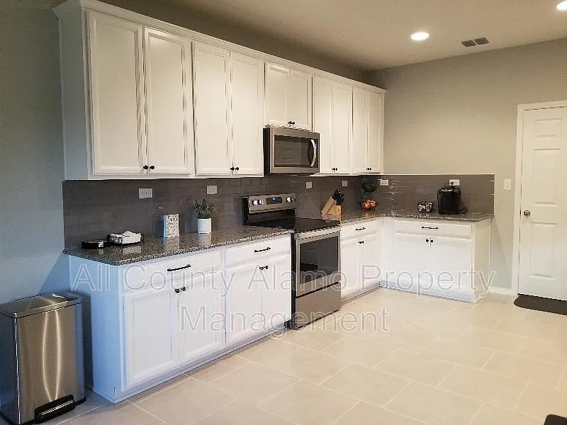 3 bed, 2.5 bath, 1837 sqft, $1,975 — Photo 3