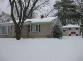 11 Hickory Dr, Carpentersville, IL