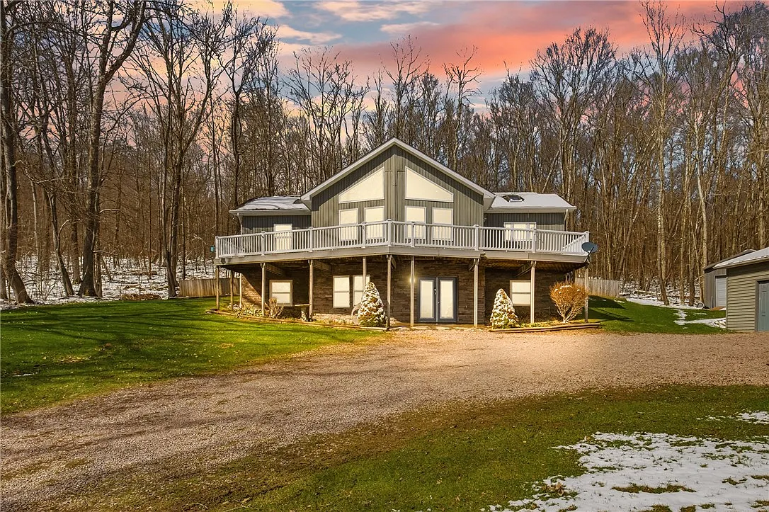 1073 Causeway Dr photo 1