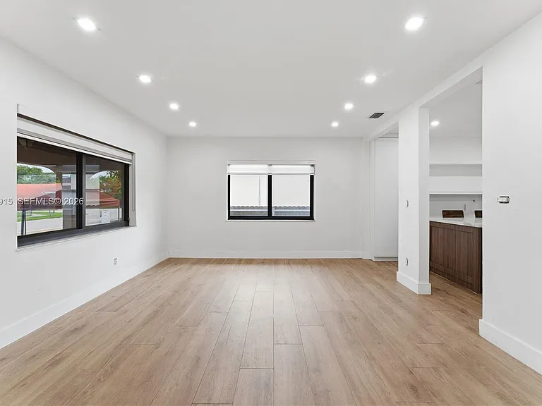 121 SW 71st Ave — Photo 4