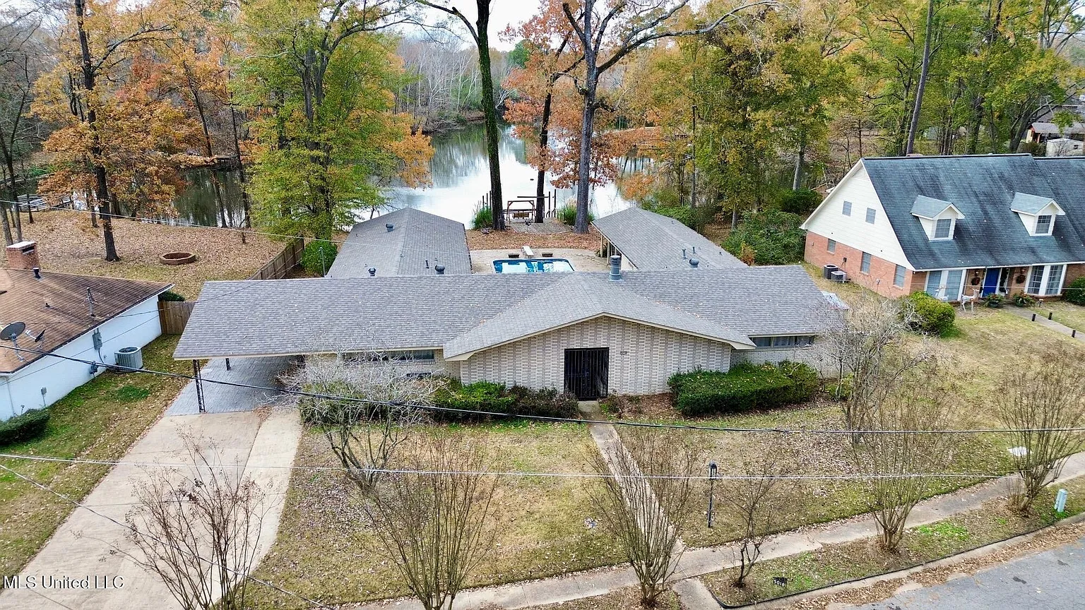 5018 Riverwood Cir photo 1