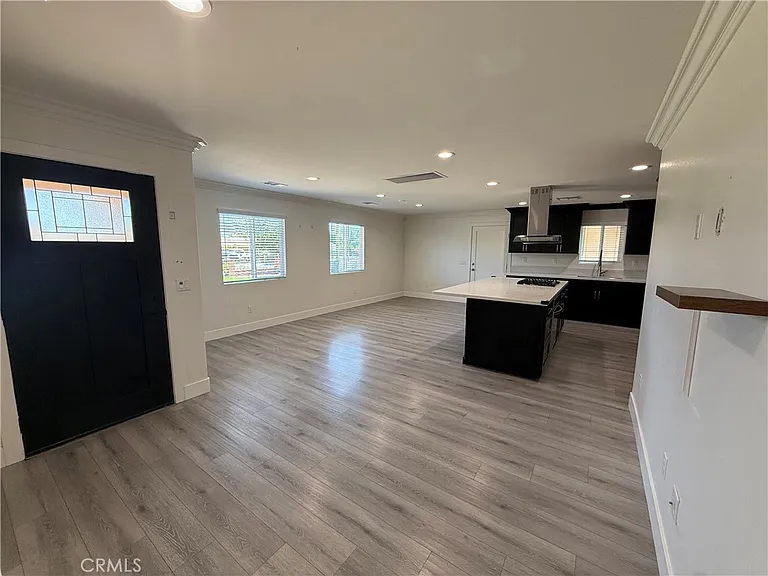 231 W 5th St — Photo 22
