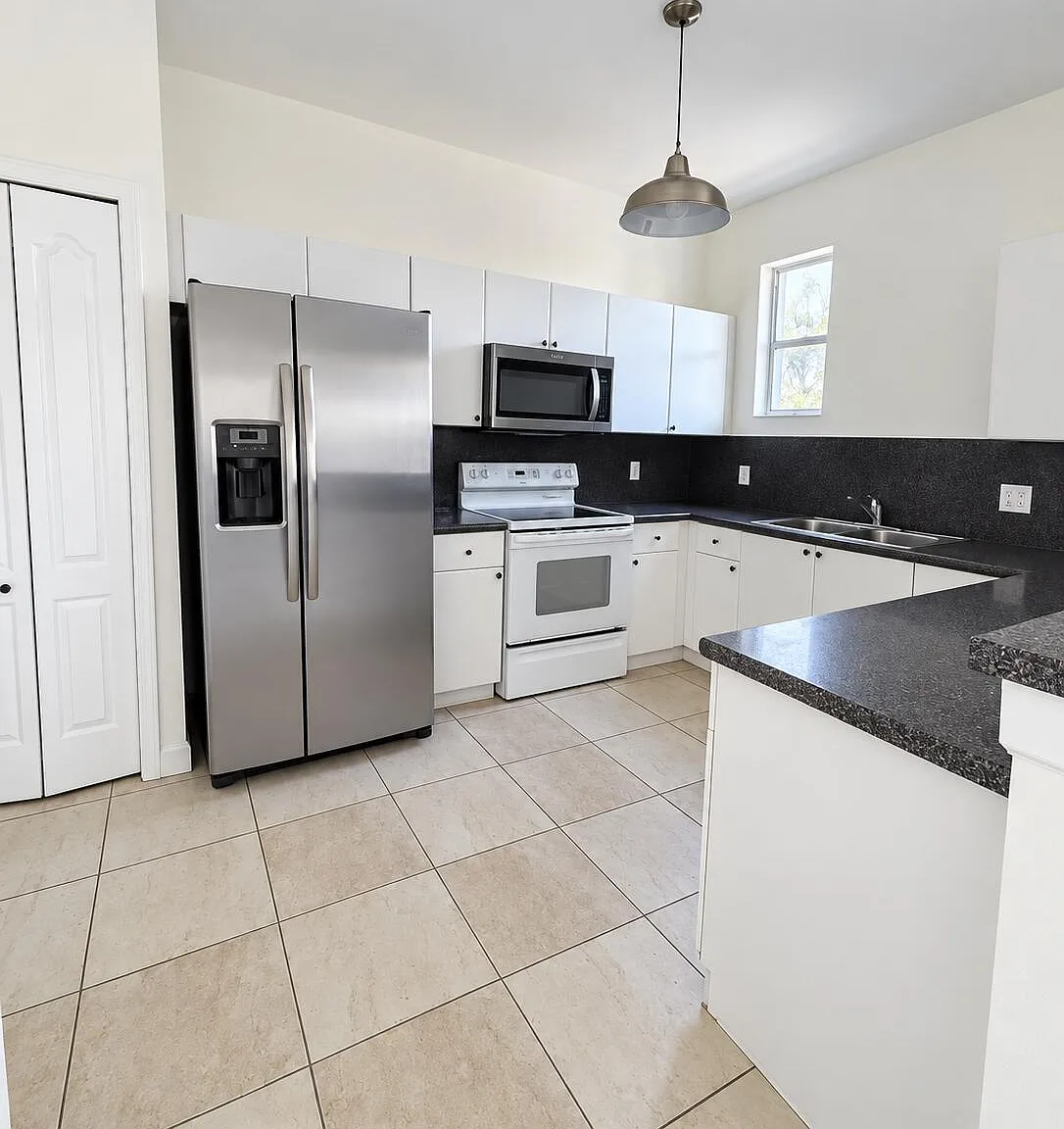 3 bed, 2.0 bath, 1457 sqft, $3,400 — Photo 1