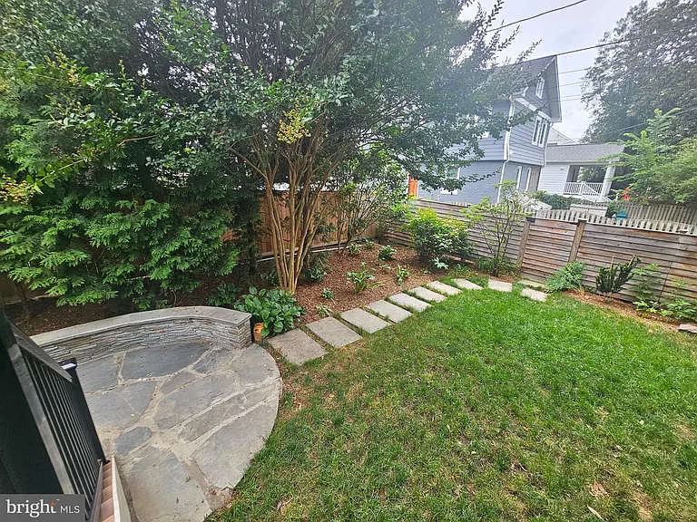 102 E Oak St — Photo 16
