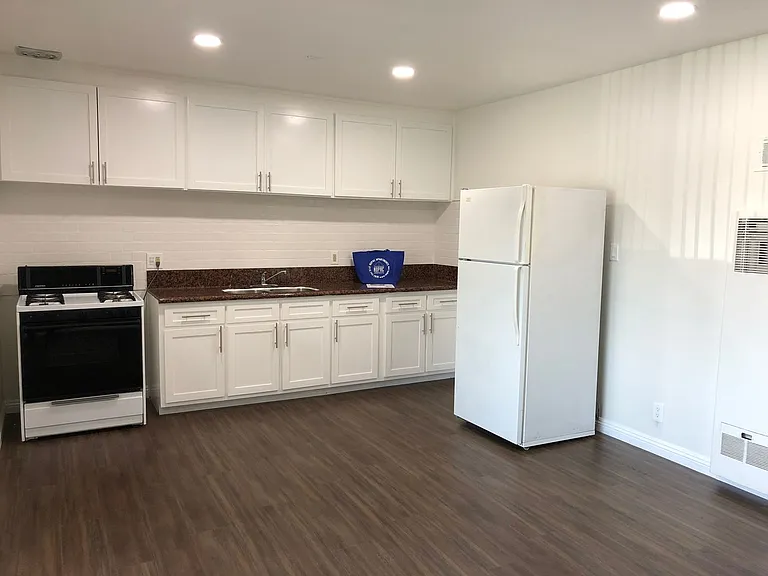 710 W 27th Street — Photo 9