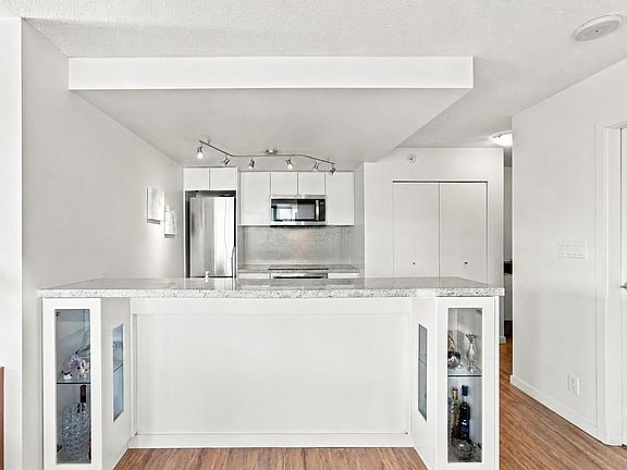 5th image of 233 Robson St #1703
