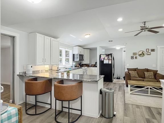 5th image of 2571 Camden Rd