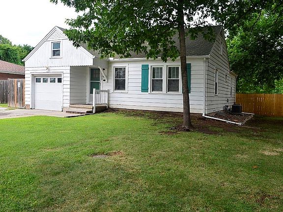 2nd image of 5108 NE 46th St