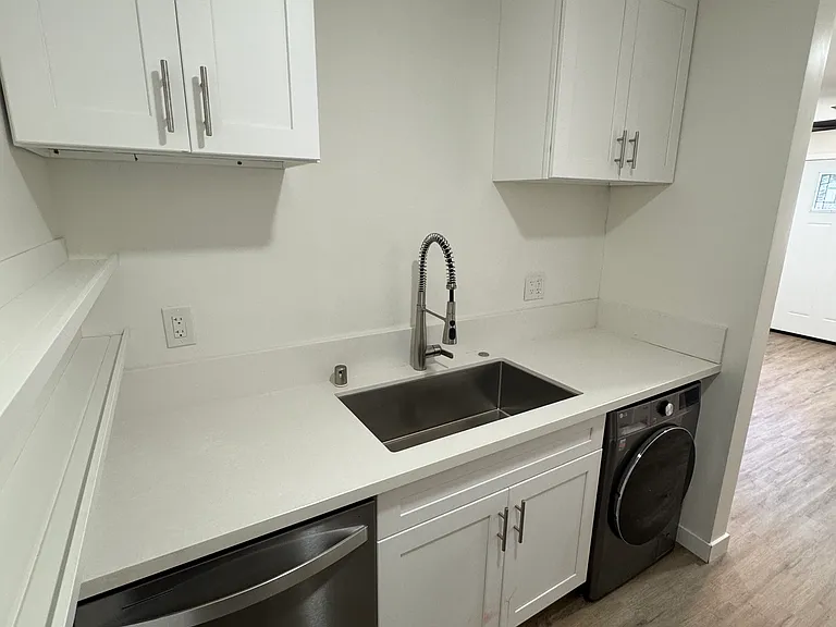 2490 Etiwanda St #E — Photo 9