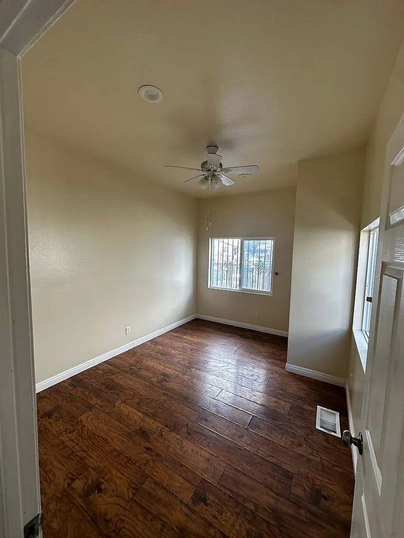 Welcome to 750 E 40th Pl — Photo 3