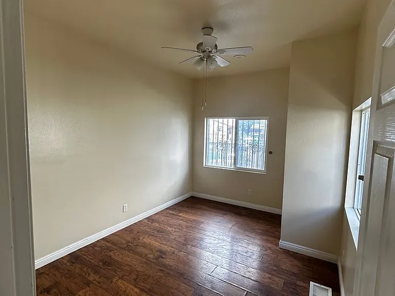 750 E 40th Pl — Photo 3