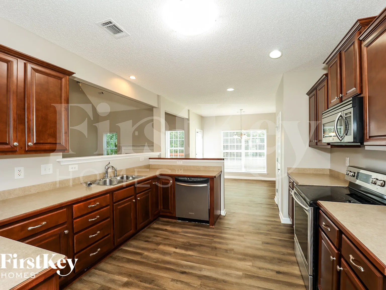 5 bed, 3.5 bath, 2526 sqft, $3,160 — Photo 4