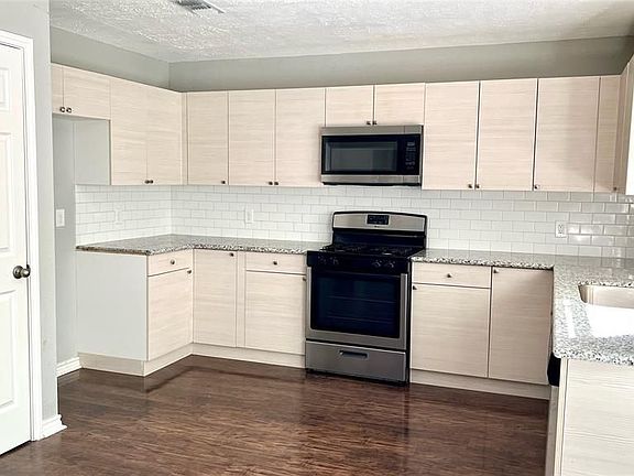 3rd image of 17923 Lake Manor Dr