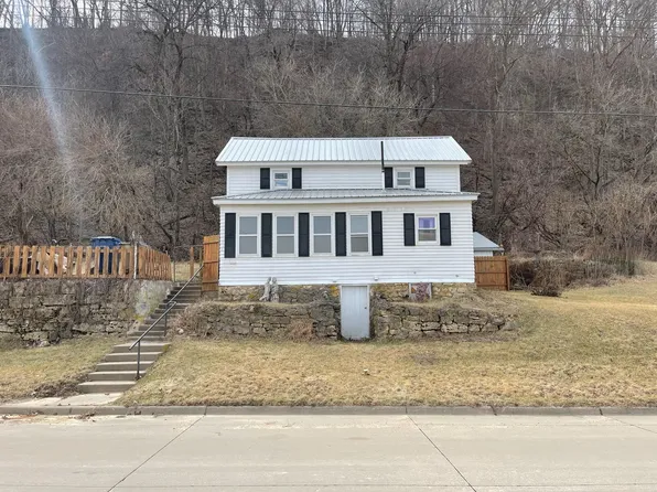 814 S Bluff St, Guttenberg, IA 52052