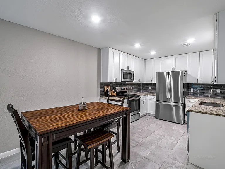 1669 W Sam Houston Pkwy S — Photo 9