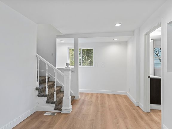 4th image of 89 E Maple St