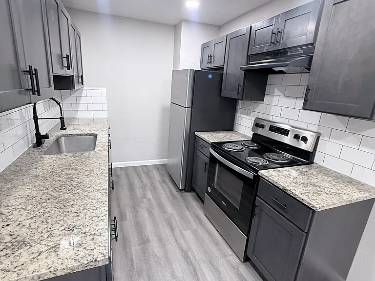 2752 E Ledbetter Dr #1 — Photo 3