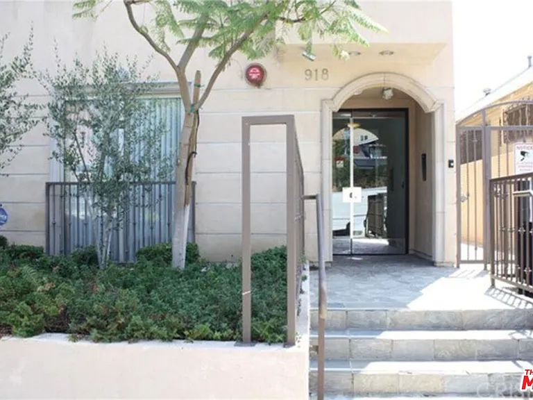 918 S Harvard Blvd #302 — Photo 2