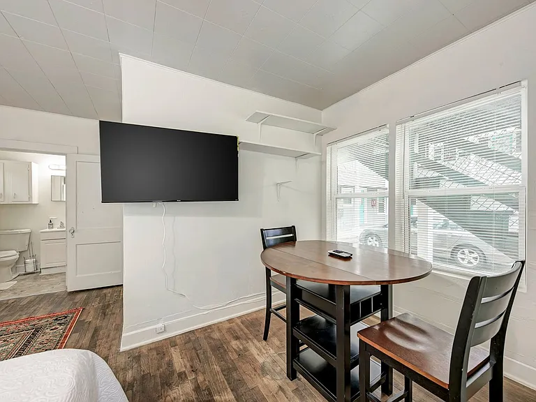 915 W 21st St #1 — Photo 3