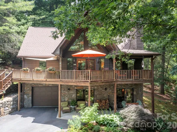 127 Woodburn Dr, Swannanoa, NC 28778