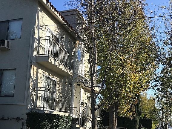 2nd image of 6450 Woodman Ave APT 4