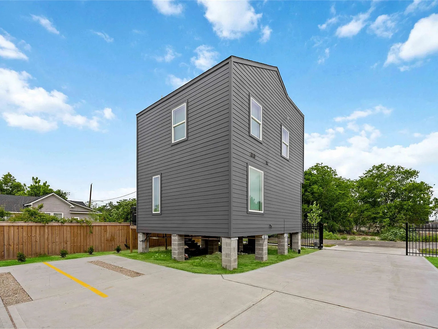 2 bed, 2.5 bath, 3000 sqft, $1,950 — Photo 4