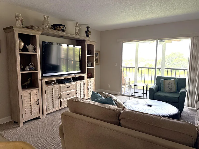 7146 Huntington Ln #403 — Photo 9