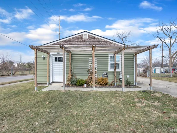 608 California Ave, Pontiac, MI 48341