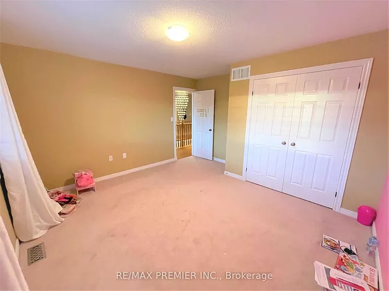 88 Sundance Cres — Photo 21