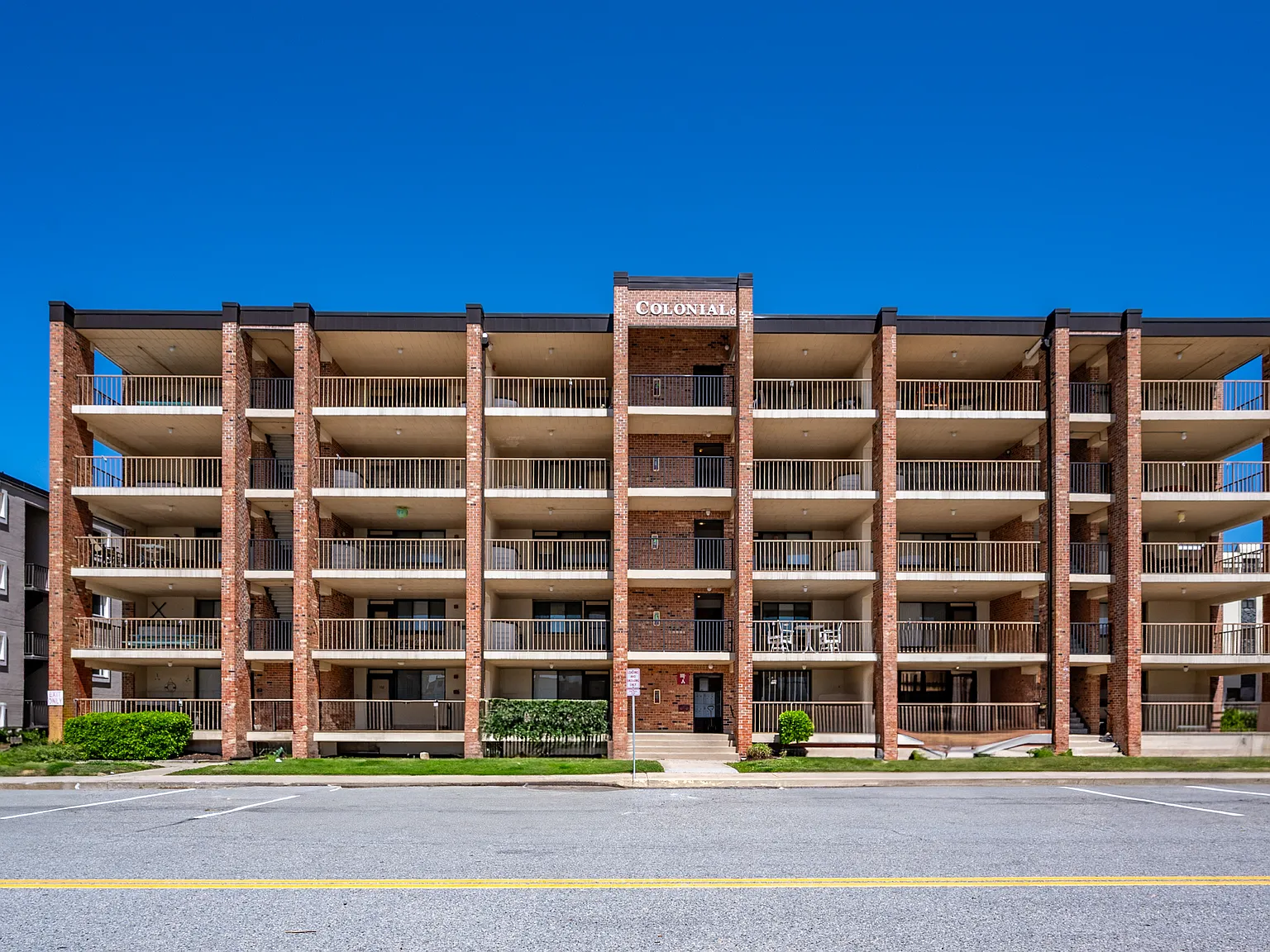 2 bed, 882 sqft, $2,400 — Photo 1