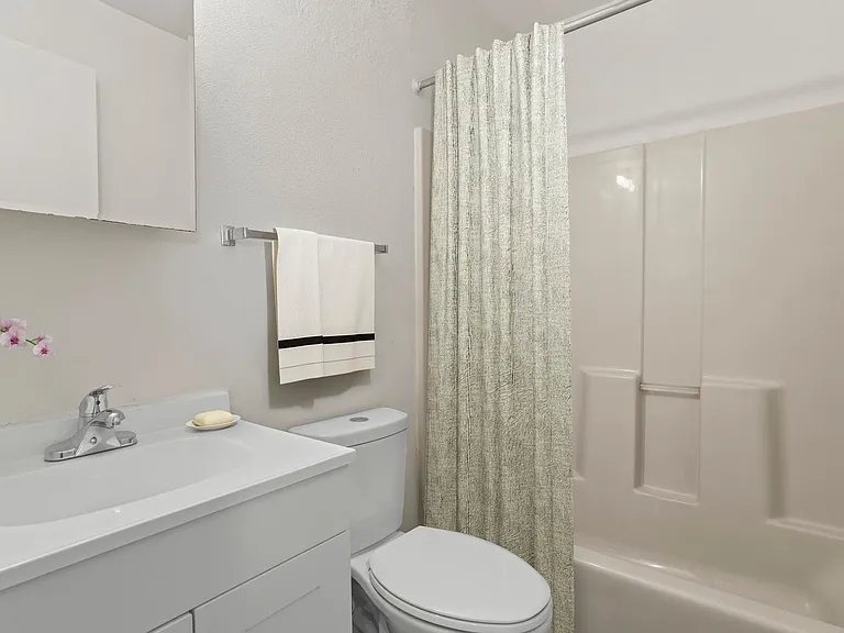 Green Door Apartments — Photo 19