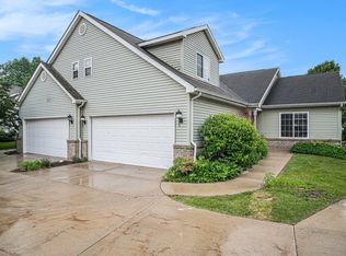 2915 Lake Pointe Dr, Valparaiso, IN 46383